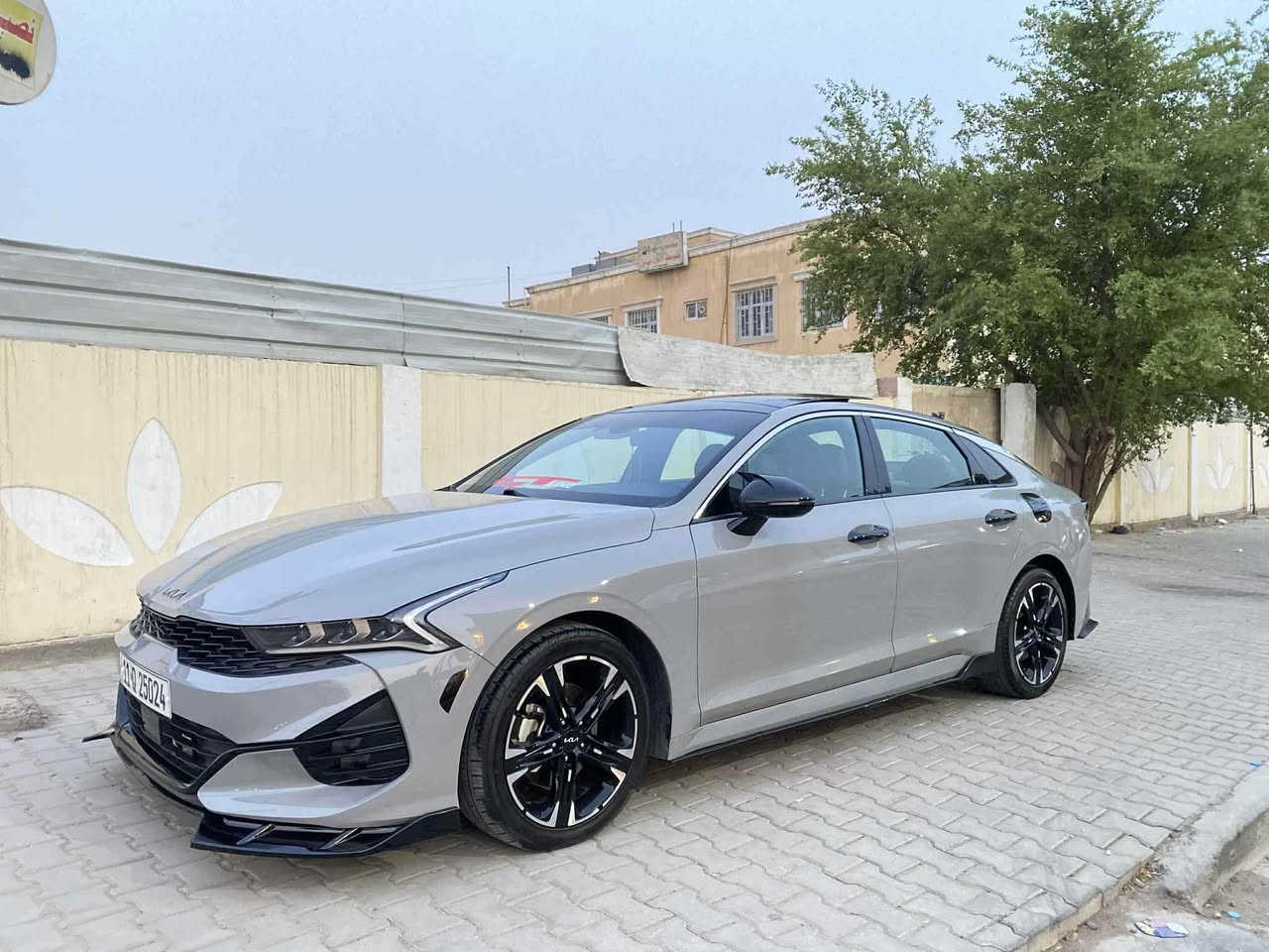 السلام عليكم
السياره للبيع او مراوس حسب القناعه 
 
Kia k5 2023 1600T Gt Line 

حآدث السياره جاملغ خلفي مصلح ومصبوغ والصندوك كذلك 

بدون حوض نهائيا + باب السايق + خلف السايق اجه بيهن كلير من امريكا فقط بدون تصليح بدون حادث بدون تبديل ولا فتح 

بدون ايرباك كلهن سليمات  

ماشيـه حاليا 39 ميل يعني 61 الف كيلو وقابل للزياده

كلشي بيهه على وضع الشركه وبلادي اي شي ممفتوح جديده بعدهه 

المواصفات : تشغيل عن بعد - شاشه كامره - تدفئه كشنات _ داخل احمر  _ بجم لد برتقالي بلادي وباقي الاشياء معروفه 

مكان السياره بغداد حي العدل 

رقم تلفون *********** 

متواجد واتس وسيمكارت 

سعر السياره 180 ورقه وبيهه مجال بسيط 

السعر اذا ميعجبك اعبر المنشور واني ممنون ☘️
