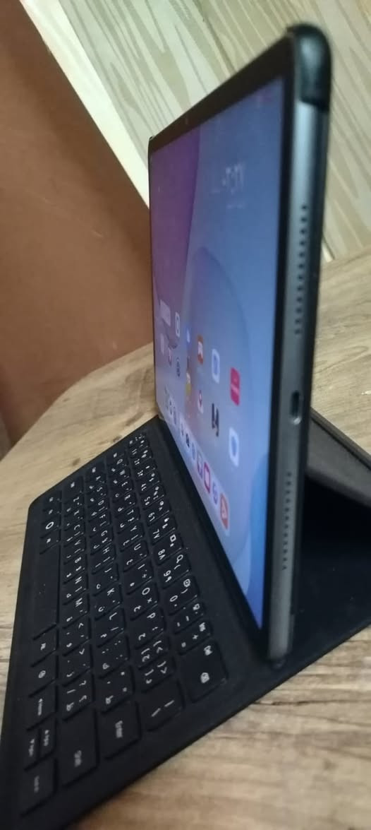 ***********
السعر (( 250.000 الف ))

مواصفات جهاز HUAWEI MatePad 11.5:  
التصميم والشاشة  
 الشاشة: مقاس 11.5 بوصة من نوع TFT LCD (IPS).  
 الدقة: 2200 × 1440 بكسل (أو 2456 × 1600 في الإصدارات الأحدث)، بنسبة أبعاد 3:2 المناسبة للإنتاجية وقراءة المستندات.  
 معدل التحديث: 120 هرتز لسلاسة عالية.  
 التصميم: هيكل معدني متين وخفيف للغاية بسُمك حوالي 6.85 ملم ووزن يقارب 499 غراماً.  
 إصدار PaperMatte: يتوفر منه خيار بشاشة مطفية لمقاومة الانعكاسات وإعطاء ملمس مشابه للورق أثناء الكتابة والرسم.  
الأداء والعتاد  
 المعالج: معالج Qualcomm Snapdragon 7 Gen 1 (بدقة تصنيع 4 نانومتر) للإصدار القياسي.  
 الذاكرة العشوائية (RAM): 6 أو 8 جيجابايت.  
 سعة التخزين: 128 أو 256 جيجابايت (لا يدعم كارت ذاكرة خارجي).  
 نظام التشغيل: HarmonyOS (لا يدعم خدمات Google Play بشكل مسبق، ويعتمد على متجر AppGallery وخدمات HMS).  
الكاميرات والصوت  
 الكاميرا الخلفية: 13 ميجابكسل مع تركيز تلقائي وتصوير فيديو FHD.  
 الكاميرا الأمامية: 8 ميجابكسل بزاوية عريضة (105 درجة) مزودة بميزة FollowCam لإبقائك في منتصف الإطار أثناء مكالمات الفيديو.  
 الصوت: 4 مكبرات صوت خارجية تعمل بتقنية HUAWEI Histen لتقديم صوت محيطي ونقي.  
البطارية والاتصال  
 البطارية: سعة 7700 مللي أمبير تدعم تشغيل الفيديو حتى 10.5 ساعة متواصلة.  
 الشحن: يدعم الشحن السريع بقوة 22.5 واط عبر منفذ USB Type-C.  
 الاتصال: يدعم Wi-Fi 6 والبلوتوث 5.2.  
 الملحقات المدعومة: يدعم القلم الذكي (HUAWEI M-Pencil) ولوحة المفاتيح المغناطيسية (Smart Keyboard).
