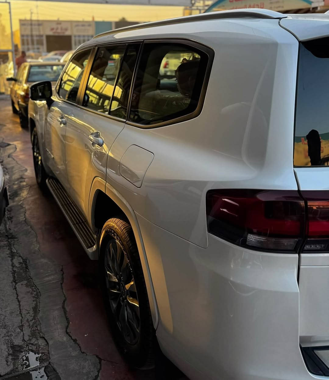 لاندكروز 2025 GXR LIMITED 
السيارة كفاله عامة 
ماشية 26 الف على وضع الشركة
للاستفسار ***********
