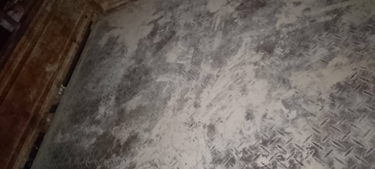 سلام عليكم ستوته 2012جمره وراق 
سعر 900وبيه مجال قليل شاصي مكفول تواير جددمكلف بنشر هذه رقمه ***********
