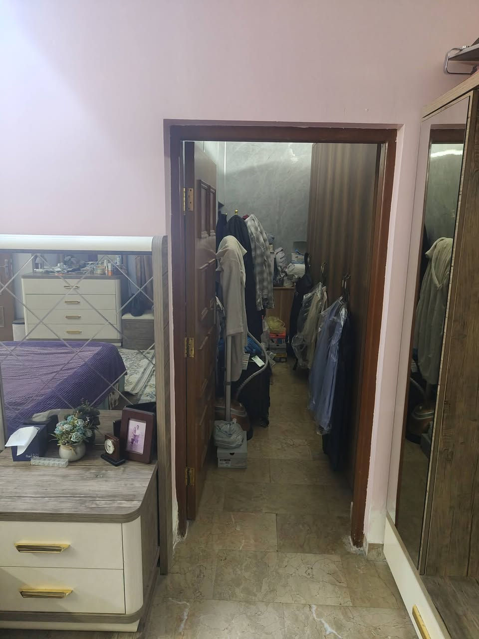السلام عليكم
دار مساحه165٫5متر الشعب خلف محكمة الشعب بناء 2017 مرمر طابقين 3غرف نوم و3حمامات وكراج وحديقه وهول واستقبال ومطبخ للاتصال ***********
