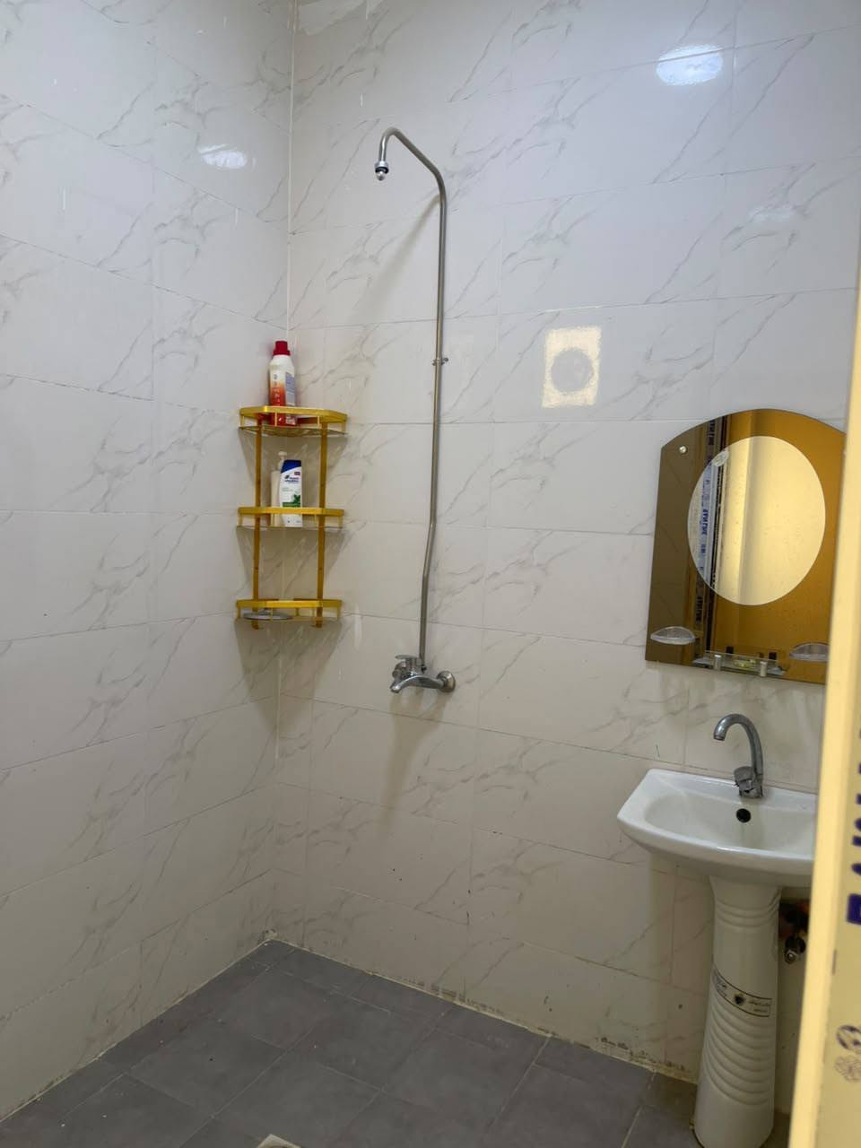 بيت للإيجار في مجمع الزهور السكني
🔹 البيت مؤثث بالكامل
🔹 جاهز للسكن فوراً
📍 الموقع: مجمع الزهور السكني – خلف جامعة السراج 
💰 الإيجار: يُحدد عند التواصل
📞 للاستفسار والتفاصيل: مراسلة الصفحة أو الرقم ***********.
