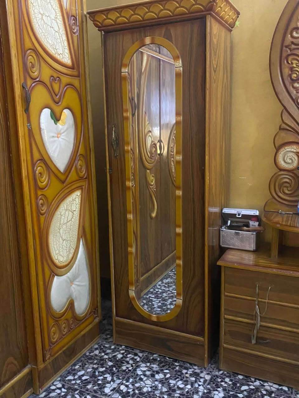 السلام عليكم ورحمة الله وبركاته غرفة نوم للبيع نضيفة جدا جدا خشب عراقي أصيلة سعرها 600الف او بيها مجال

