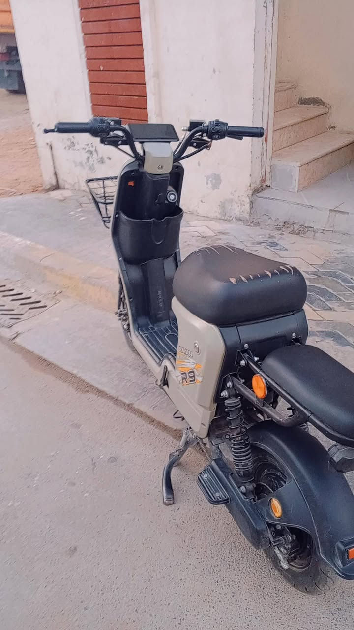 دراجة شحن • استعمال شهر • بطاريات منفوخة
