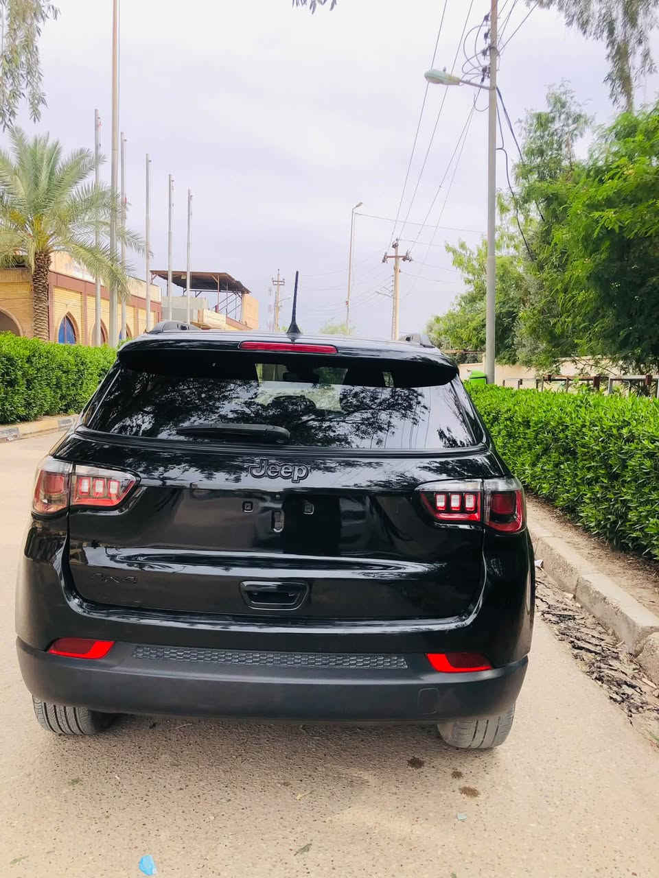 *للبيع جيب كومباس 2023 Altitude 4x4 وارد أمريكي -
 
*السعر: 150 ورقة - وبيها مجال بسيط للشراي الجاد* 
 
المواصفات 
- *الموديل*: Jeep Compass 2023 فئة Altitude X4 
- *المحرك*: 2000 تيربو 4 سلندر بقوة 200 حصان 
- *الدفع*: رباعي 4x4 
- *الممشى*: 8,000 ميل فقط = 12,800 كم - بعدها جديدة 
- *اللون*: أسود ملكي مع جنوط 18 إنش سوداء بلادية 
- *المواصفات*: شاشة 10 إنش كبيرة، نظام Uconnect 5، Apple CarPlay وايرلس، كاميرا خلفية، رادارات، نقطة عمياء، مثبت سرعة ذكي، تدفئة كشنات أمامية + تدفئة ستيرن، تشغيل عن بعد، بصمة، مكيف لمس ثنائي، 6 إيرباق 
 
حالة السيارة 
- *وارد أمريكي نظيف* 
- *الضرر السابق*: تبديل جاملغ + بنيد فقط، لا شاصي ولا ضرر قوي 
- *الحالة الحالية*: مصلحة ونظيفة، بعدها بيها نواقص بسيطة جداً ما تأثر على المشي 
- *الترقيم*: بعدها ما مرقمة، تترقم بأي محافظة تريدها - الوراق كاملة وجاهزة 
- *الفحص*: افحص وين ما تريد 
 
*📍 السيارة موجودة حالياً [ البصرة - القرنة ] 
 
*للإتصال والاستفسار: [ *********** ] - واتساب متوفر 24 ساعة*
