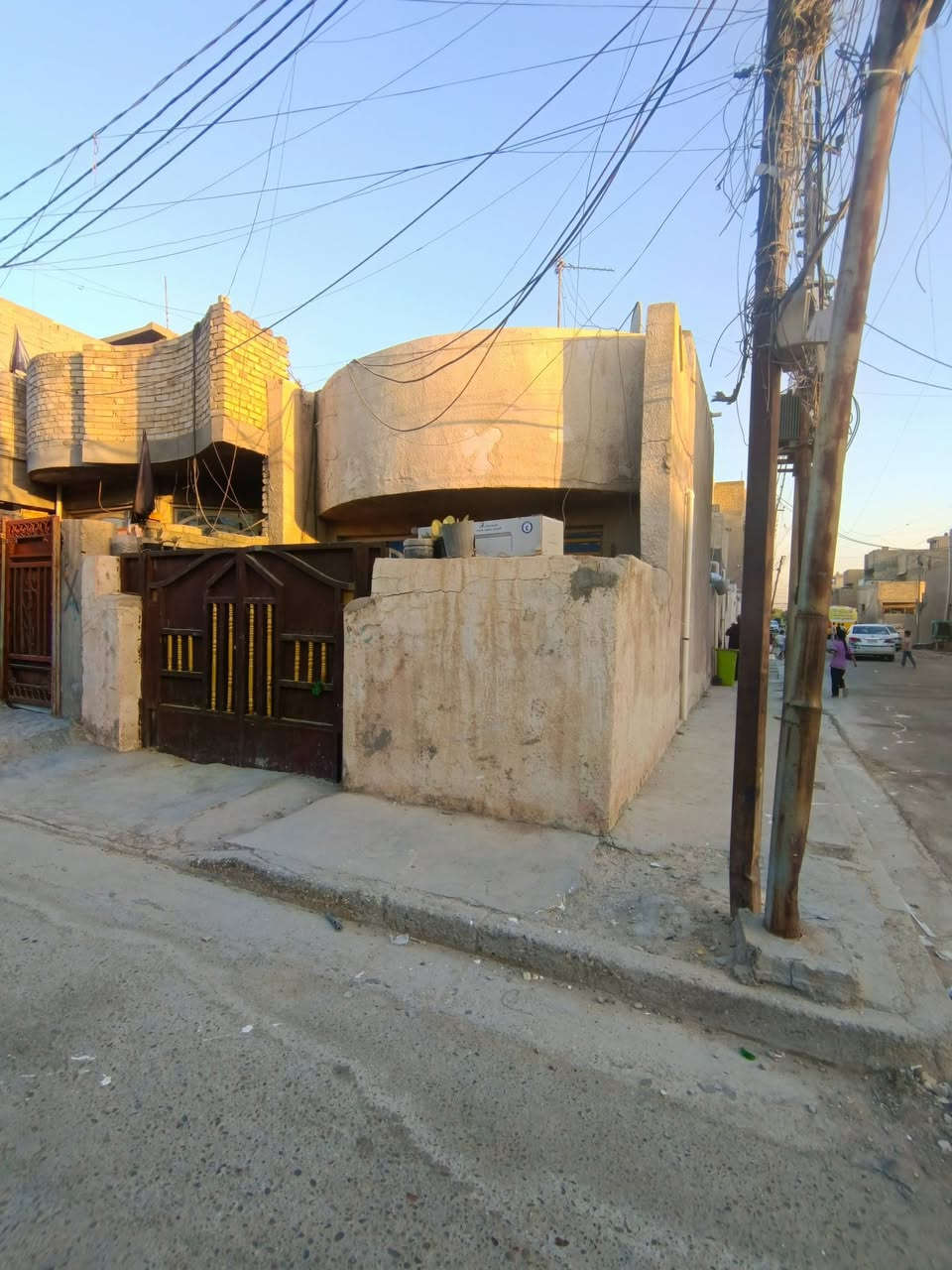 سلام عليكم توفر عندي بيت ركن مساحه 100متر جبها --5 --نزال 20 --طابق واحد طابو زراعي سند 25 سند  وكاله موجودات عنوان البيت البلديات الضباط خلف الصحفيين قرب مدرسه زين القوس منطقه حي الامير منطقه كامله خدمات مي مجاري كهرباء تبليط  الاستفسار اكثر *********** سعر خاص ورد واتساب ماسنجر                            حسن للعقار
