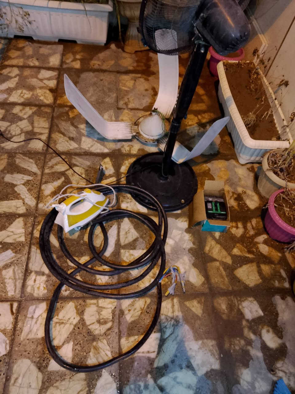 السلام عليكم كيبل كصة 4في 10 6متر جديد و2متر جديد مداخل كهرباء بي وقاطع هوائي160 امبير  الظهر بس مشعوط ومراوح للبيع ابيع فحم السعر المطلوب 100الف بغداد شهداء البياع 0793712093 ابيع كوم
