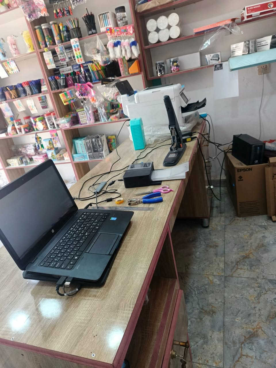 سلام عليكم 
مكتبة كاملة للبيع العنوان بغداد 
***********
