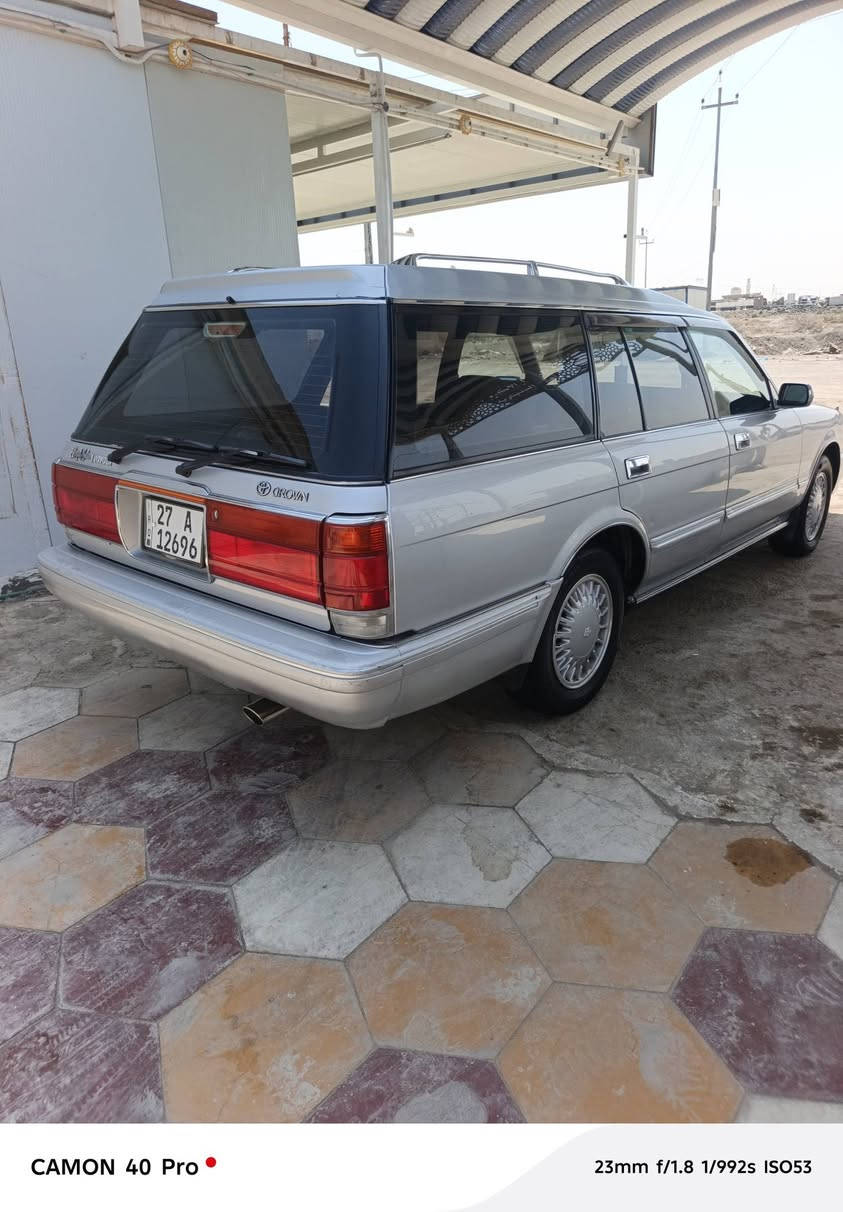 🚘 للبيع تويوتا كراون ستيشن موديل 1990
السيارة جديده بمعنى الكلمه ومواصفاتها:

- ❄️ تبريد أمامي وخلفي شغال
- 🔥 قطعتين تبريد  تدفئة شغال
- ماسحات وزرّاقات أمامية وخلفية كلها شغالة
- 💡 أضوية الصالون والداخل والأبواب كلها شغالة
- ☀️ فتحة السقف شغالة
- ✨ التنتة جديدة بمعنى الكلمة
- ✨ أرضية السيارة مخمل جديد
- ⚙️ مكينة وقير بحالة ممتازه بشرط
- حدادية جديدة
- 🛞 تخم تايرات
- ❄️ ثلاجة
- 🔒 سنترلوك للأبواب الأربعة والجنطة
- 🎨 اللون: سلفر
- 🚘 رقم السيارة: ذي قار – إنكليزي دولي
- 📍 السيارة حالياً: الناصرية – سوق الشيوخ
- 💰 السعر: 95 قفل
- ✅ كفالة عامة
- 📞 رقم الاتصال: ***********

✨ السيارة جديدة بمعنى الكلمة، وعلى الطبيعة أحلى من الصور. تعال شوفها بعينك واحكم بنفسك، وبيها خير إن شاء الله، والجاد يتفضل ويتدلل.

نص مكتوب في الصور:
- CAMON 40 Pro 23mm f/1.8 1/102s ISO400