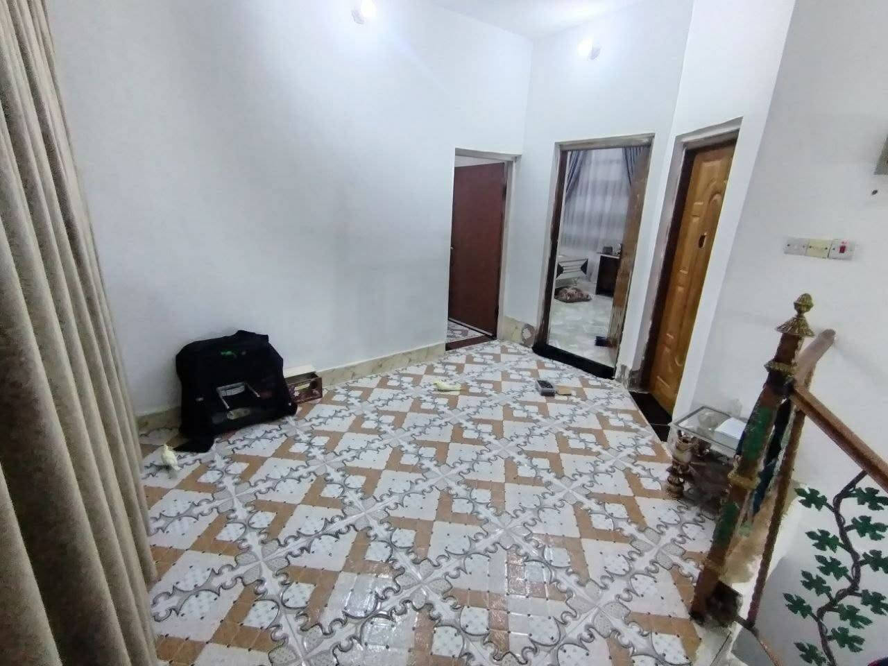 بيت للبيع مساحه ١٠٠ متر مربع متكون من الطابق الأول استقبال وغرفه منام وصاله ومطبخ وصحيات  داخليه وخارجيه الطابق الثاني متكون من ثلاثه غرف منام وصاله وصحيات مع الصطح مغلف ومطبك شتايكر مكان البيت زين القوس جهه الخدمات تبليط ومجاري للمعلومات أكثر الاتصال على *********** و ***********
