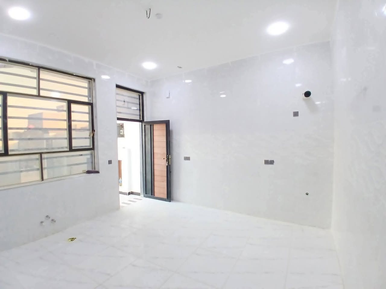 السلام عليكم دار سكن للبيع حديث البناء درجة اولى غير مسكون في الكوت منطقة حي الحكيم نزلة الوائلية بالقرب من شارع الصب مساحتة 180م البناء طابوق درجة اولى والسقف صب مسلح والارضية والجدران سيراميك ويتكون البيت من غرفتين نوم وصالة واستقبال ومطبخ وصحيات داخلية وخارجية وكراج وحديقة ومرقم من قبل البلدية السعر 68 وبي مجال الاستفسار الاتصال على هذا الرقم ***********
