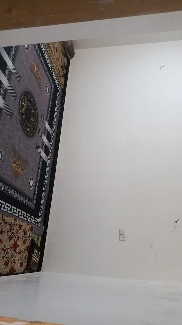 دار للرهن 100 متر في حي النداء قرب شارع الكفيل في شريط الموظفين 100متر عن الشارع العام بصف الركن عن الستين الترابي الثاني مكون من غرفة وصالة واستقبال ومطبخ وتخاريج بيت درجى اولى وجديد بناء حديث والارضية بورسلين 
سعر الرهن 25 مليون بأسمي مطلوب للاسكان 40 والبيت سعرة 95واتساب فقط  ***********
