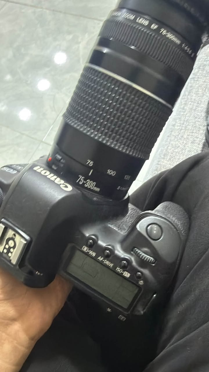 كانون 70d وكانون 5D. الكمرات نضيفه كله استعمال شخصي  معه عدسات عدد 3 معه بطاريات عدد 4  كامل ملحقاتهم وياهن 
الفايف دي. كرتونته وملحقاته كامله   للتواصل ***********
