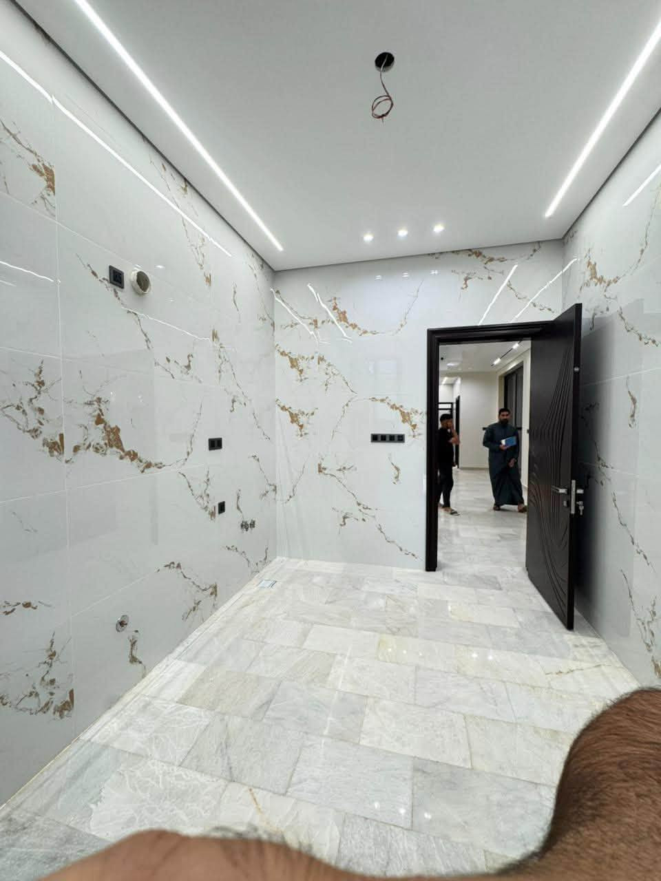 عرض رقم (65)   نـادر  الاولـى 
🏗️🧱 دار حــــديث للبيع " طابو ملك صرف
" 
فـٓــــي نـادر   الأولى 
_________________
مساحـــــة  الـدار 187,5متر  

الــواجـهـة 7,5 مــــتر
 الـــــــنزال 25 مــــتر 

البناء حـــــــــديث جداً 

🔹 عرض الشارع 10 مـتر 

🔹 يتكــون طابقيــن
🔹 عدد الغرف (4) 
🔴 باقي التفاصيل موضح في الفيديو 

_________________

للأستفســـــــار عــــــن  الدار  و سعــــــــر يرجـــــــىٰ تـــــــرگ تعليـــــق (الســعر  ) #وسيتــــــم #الـــــرد #خــــاص
____________________________________
لمــزيد من المعلومات الاتصال علـى الرقـم 
*********** المحامي علي الشرفـه 
*********** ســـيد حسنــين 
***********  ســــيد مـرتـضى 
او زيارة مكتبنا الكائن 
في الحلة  شارع 40 - بناية حلويات السمؤال

#الحلة
#بابل
#عقار
#دار
