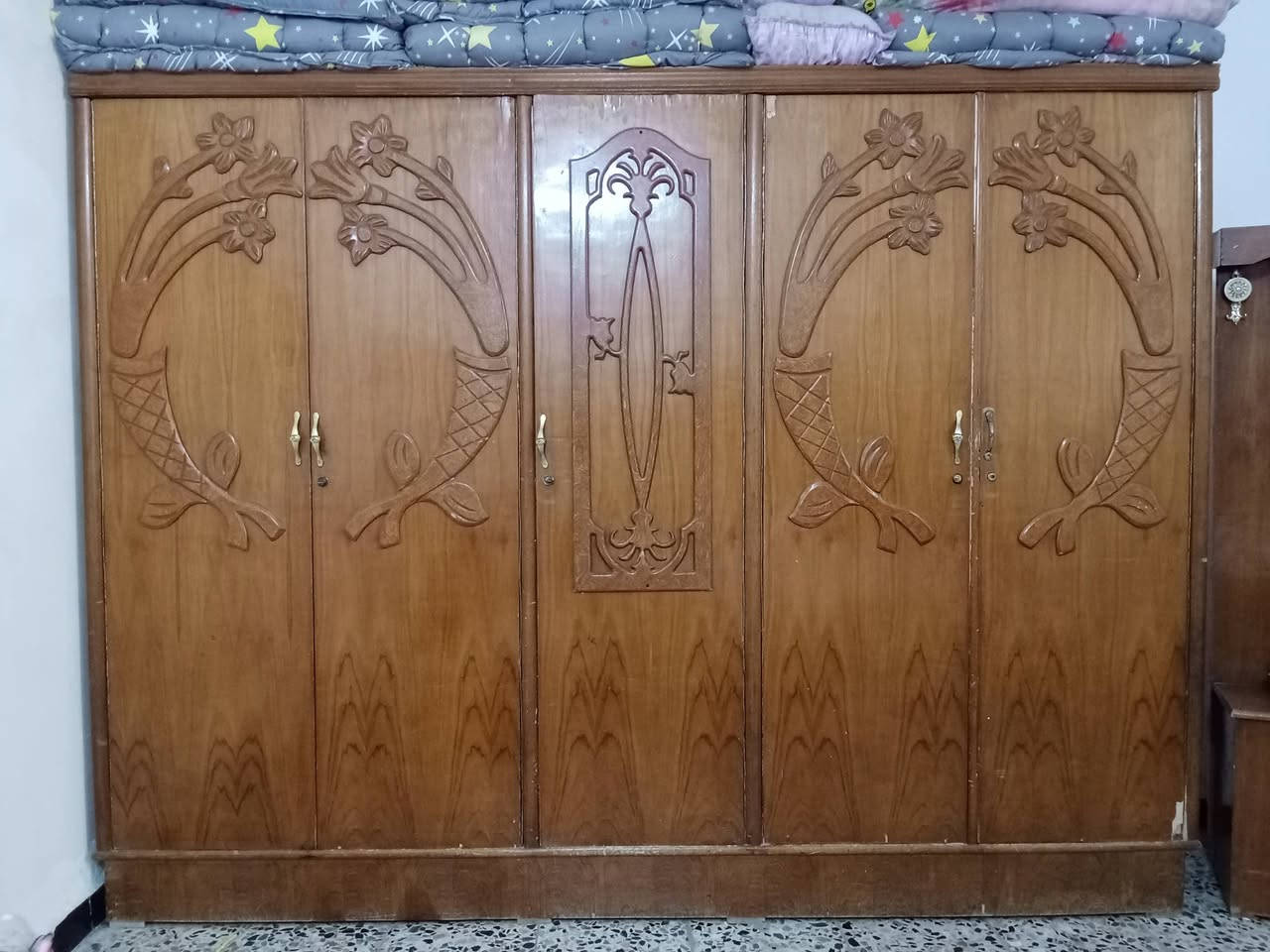 السلام عليكم غرفه اخشاب صاج للبيع المكان في مدينه الصدر السعر 450 وبيها مجال رقم الهاتف*********** بدون صوميه جربايه
