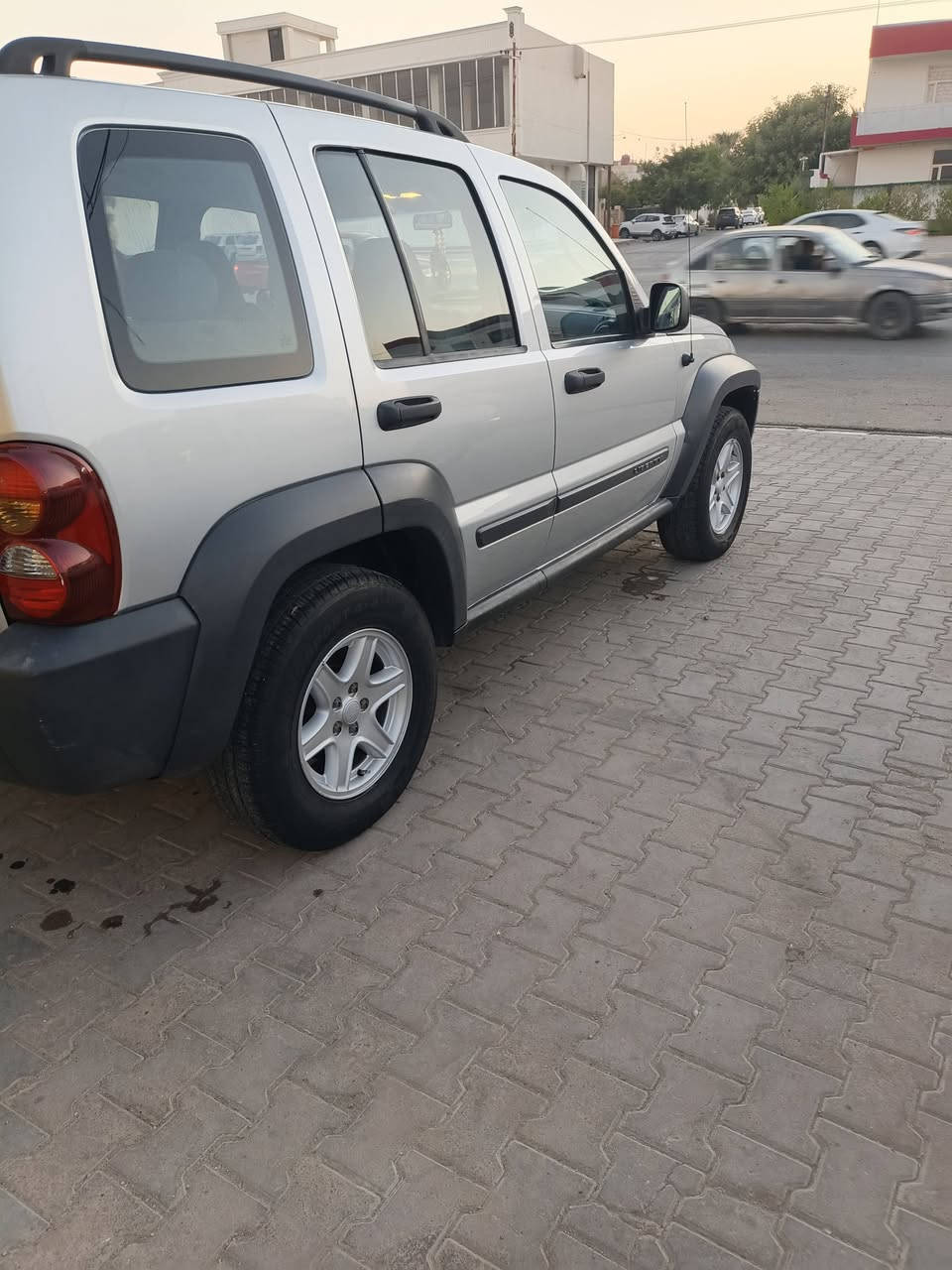جيب ليبرتي موديل 2007 رقم سنويا وهزه كل جديده لحد 2031 باسمي سيارة صبغ بلادي فقط بس البونيد كير ومحرك واكسل وتبريد ديل اكسل  شرط السياره على وضع شركه سعرها 92 وبيها مجال مكاني كركوك للاستفسار هذا رقمي ***********

