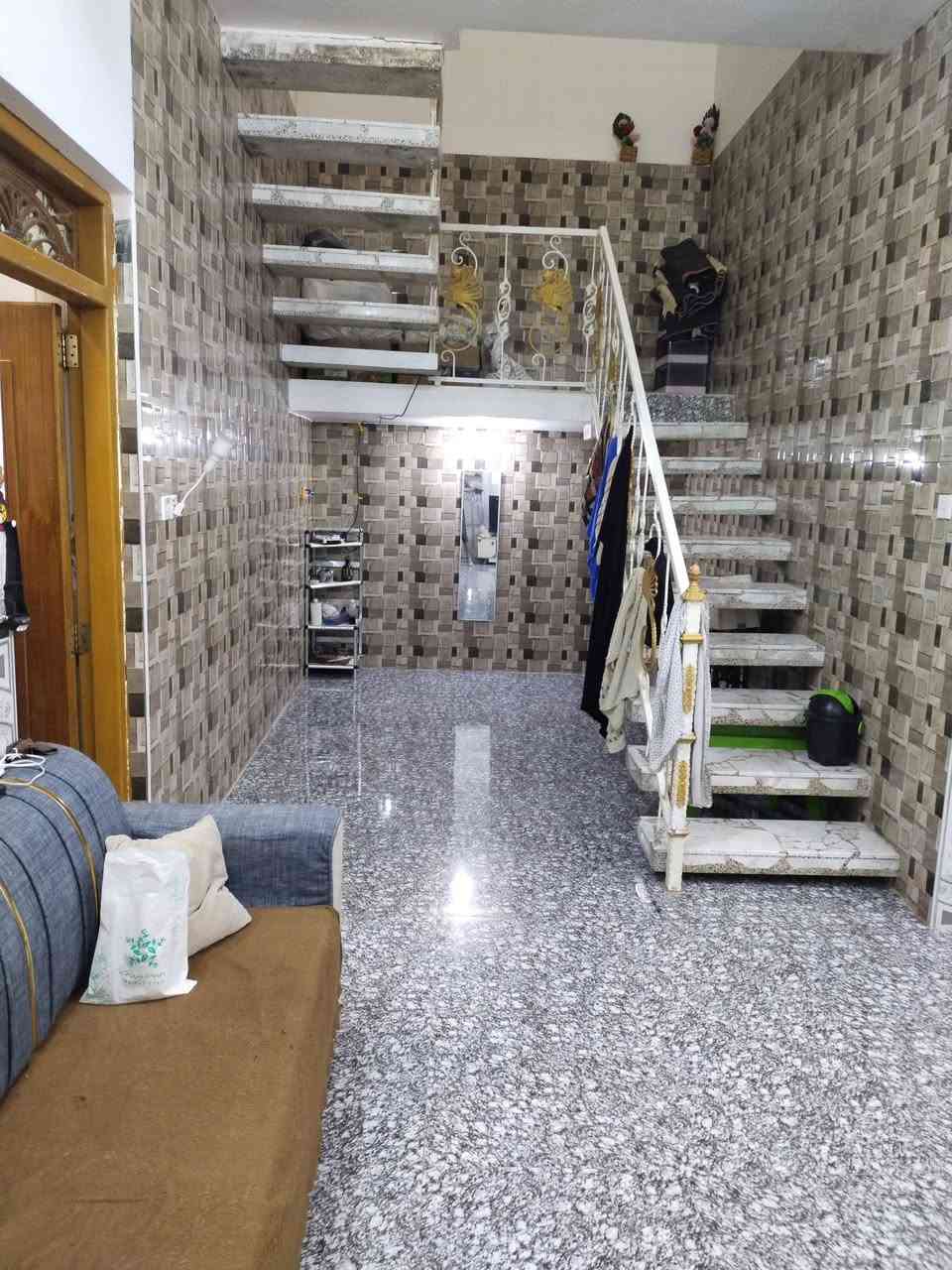 الدارللبيع حديث البناء المعاره قرب البزل شارع ابو عقيل المختار يبعد عن الشارع 80متر زراعي 25يحتوي على غرفتين نوم وصاله وستقبال ومطبخ المساحه 190م البيت جاهز السعر 60بي مجال الاستفسار ***********
