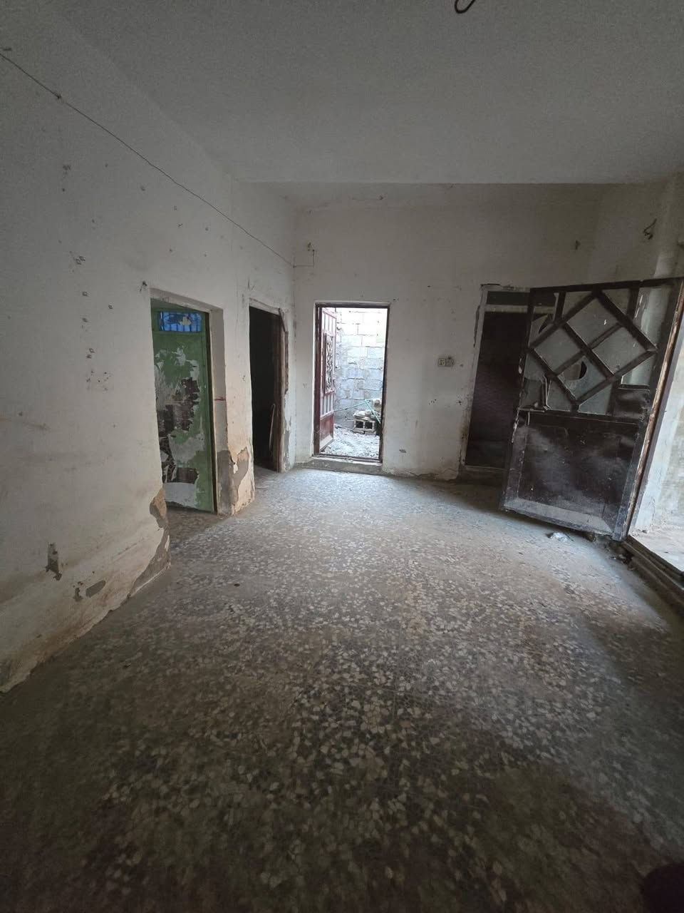 بيت عقد زراعي مساحته 180 متر مكانه مقابيل المطار خلف  اسواق فدك حي الصدر الثالث سعره 15مليون وبي مجال وهاذ رقم ***********
