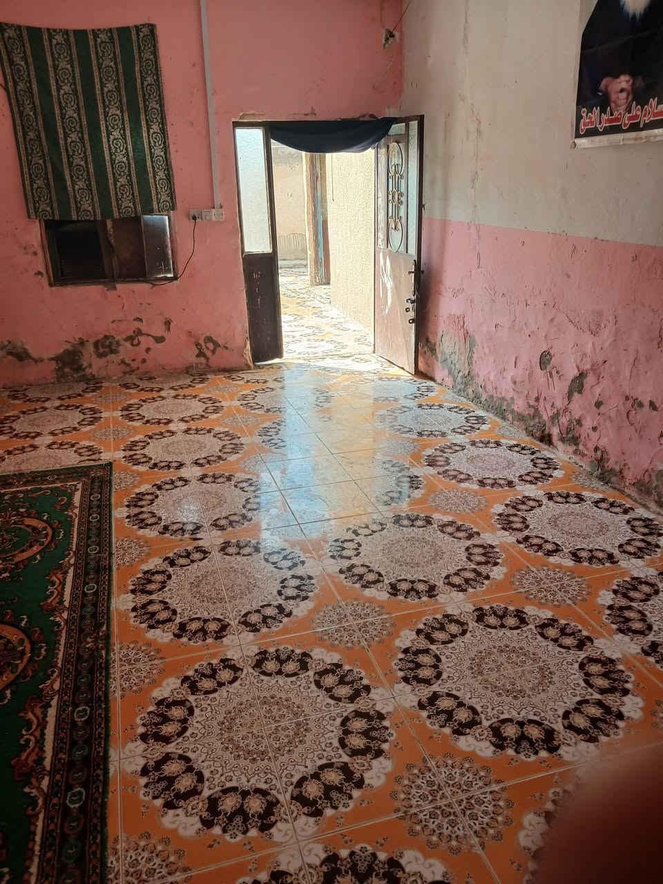 السلام عليكم***********
بيت مساحه 400 م بيه 6 غرف نوم واستقبال ومطبخ وصحيات داخليه وخارجيه بناء طابوق كله عكاده مسجل بلبلديه حي الحسين مقابيل ابو نور لسيراميك قرب المدرسه الصينيه اتصل وبيك خير وتدلل
