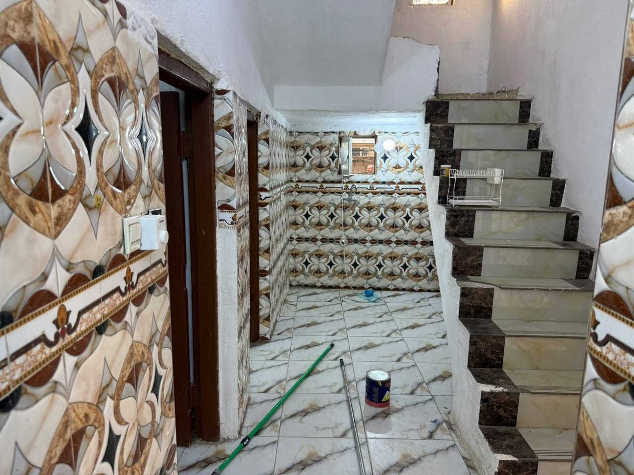 مشتمل بحي الحكيم شارع شهيد نزار قرب جامع لامام الكاضم الممساحه 125 غرفتين وهول ومطبخ وستقبال 
وصحيات داخليه وخارجيه البناء بلوك السقف عكاده طابو سند 25مسجل بلديه 
السعر 26 بيه مجال بصيط
***********
