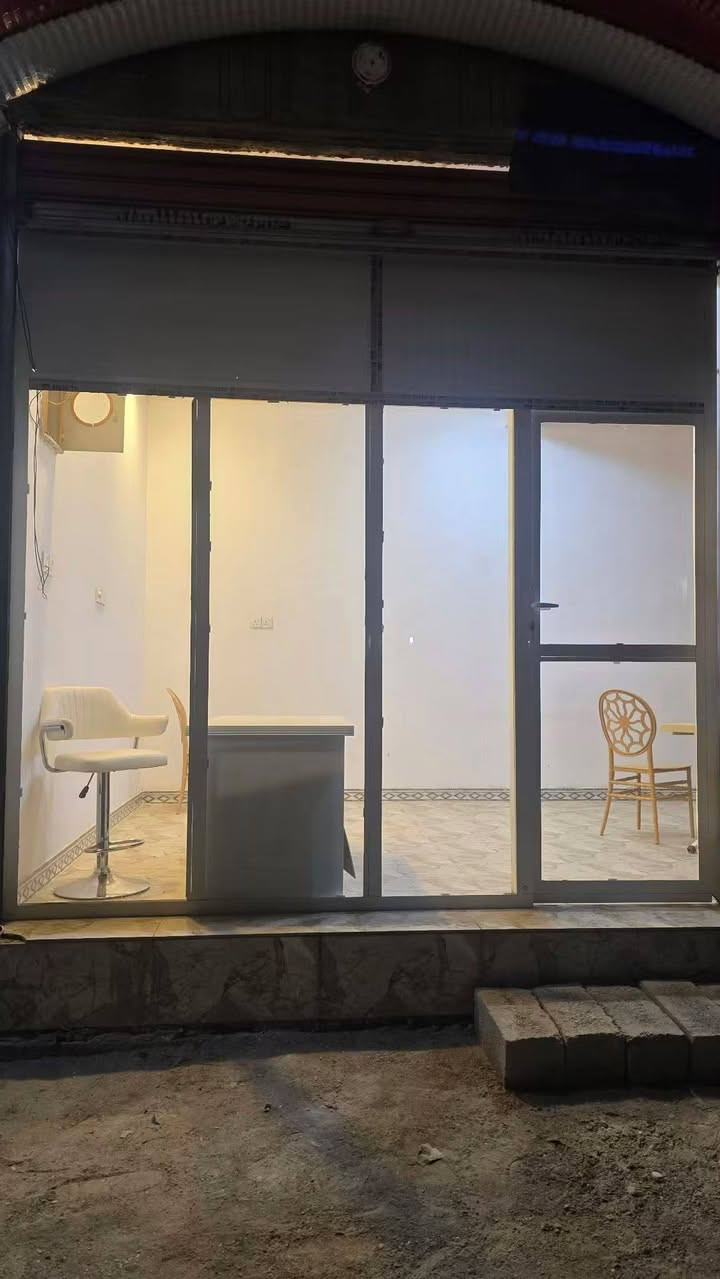 السلام عليكم للبيع كل الي بصوره جام خانه عدد 2 ميز وكرسي + 4 طبلات و16 كرسي + براد + سنك + ميز عرض مترتين + طباخ + مغسله + شوايه كلهن ستعمال قليل راسلني وبخدمتك 
 
*********** وتساب
