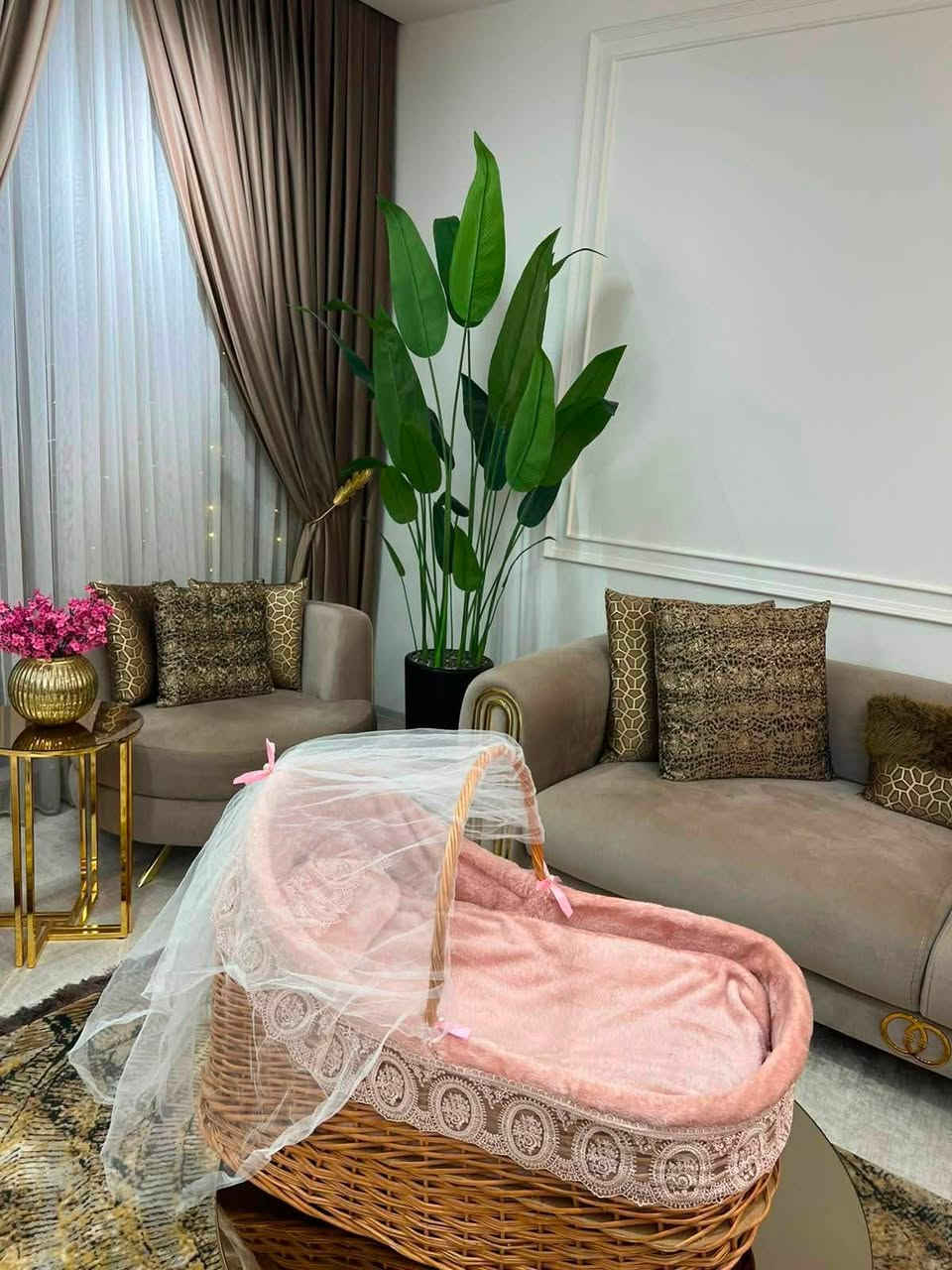 ‎کاریکۆت منداڵ بۆ فرۆشتن
‎بەکار نەهاتوە  زۆر جوان و کەشخەیە 
‎ڕائەژەنریت   
‎سیتیـ( دۆ شە ک و سەرین و پەردە کولەی )لەگەڵدایە 
‎  بۆ دیاریش ئەتوانن بیبەن زۆر بێ عەیبە
‎نرخی (45  هەزار) و کەمیک مەعامەلە 
‎شوێن _سلیمانی
‎***********
