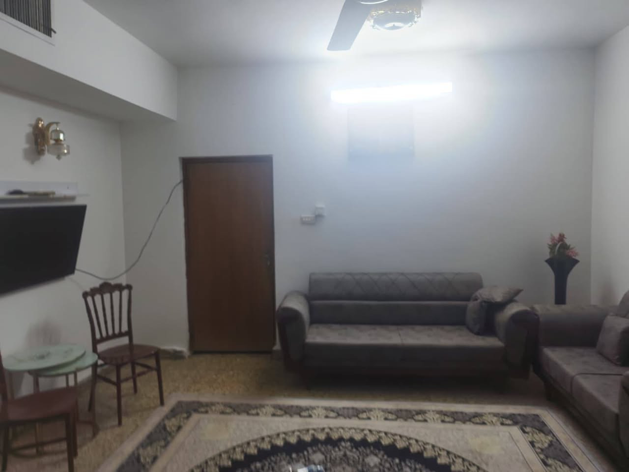 بيت للبيع في حي الجهاد الخارجيه مربع النخيل 
المساحه:200م
يحتوي البيت على:3 غرف 🛏️/3حمامات🛁/صاله واسعه / وهول / ويحتوي على منضومه تبريد مركزي مجرد تصليحات بسيطه وترجع تشتغل / وبلكونه 
للتواصل والاستفسار:***********

