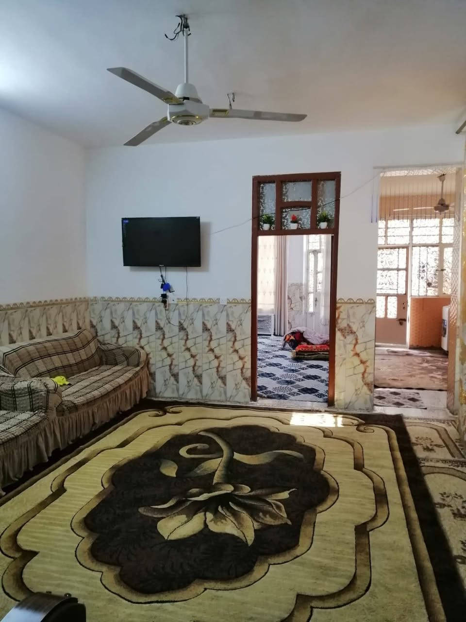 السلام عليكم بيت للبيع طابو صرف
المساحه ١٢٥ الواجهة ٦ وربع والنزال ٢٠
المكان رئاسة العبيدي شارع عشرين  
 قرب أسواق الزيتون
البيت كامل عدا الواجهية
السعر ١٦٠ وبيه مجال للشراي 
للإستفسار  ***********
