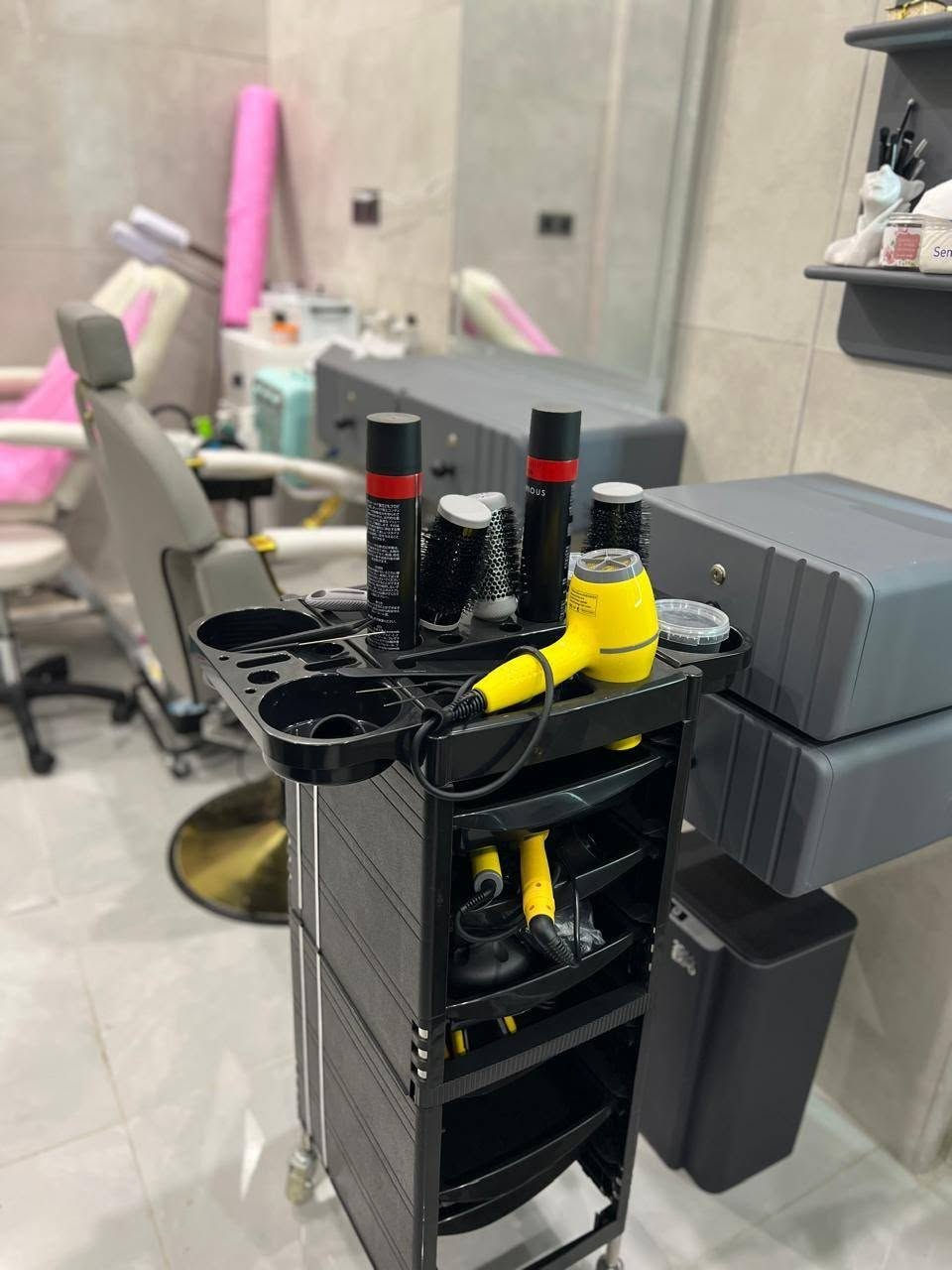 للبيع صالون متكامل وجاهزه من كلشي تبريد ديكورات مواد تجميل الأغراض كله جديدة غير مستعمل موقع مميز في منطقة الغربي للاستفسار ***********
