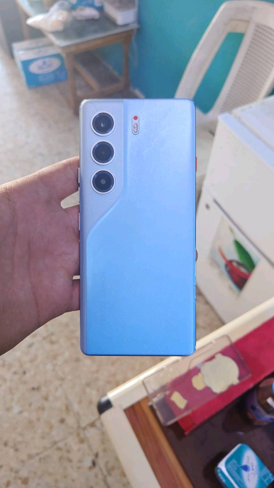 السلام عليكم شباب تكنو كامون 40 برو 5 G مراوس ب ايفون