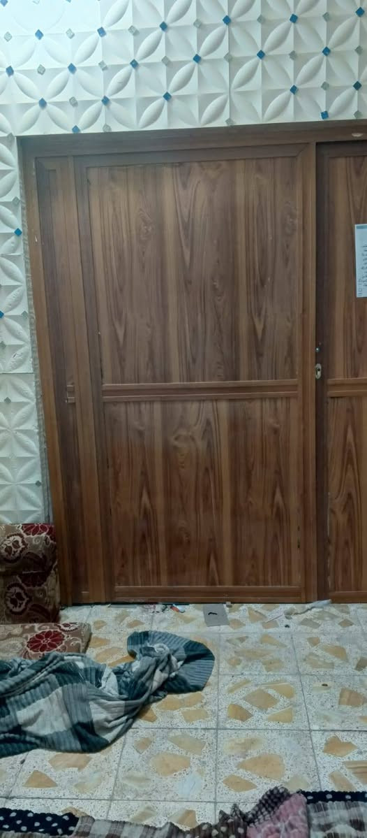 مواصفاته باب المنيوم تزگام دفتري (يتصفط عل حايط)  باب نضيف كلش مكلف بالنشر الرقم للتواصل واتساب فقط*********** السعر 175
