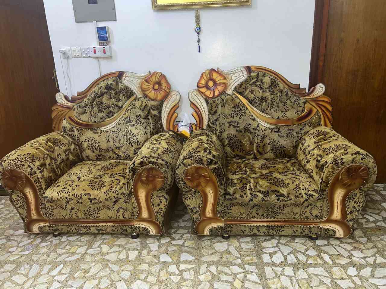 للبيع تخم قنفات
يتكون من 2 قنفات كبيرة و 4 كراسي
خشب مزخرف وتصميم أنيق مناسب لغرفة استقبال
الطقم بحالة جيدة و موضح بالصور
للاستفسار مراسلة الواتساب
***********
