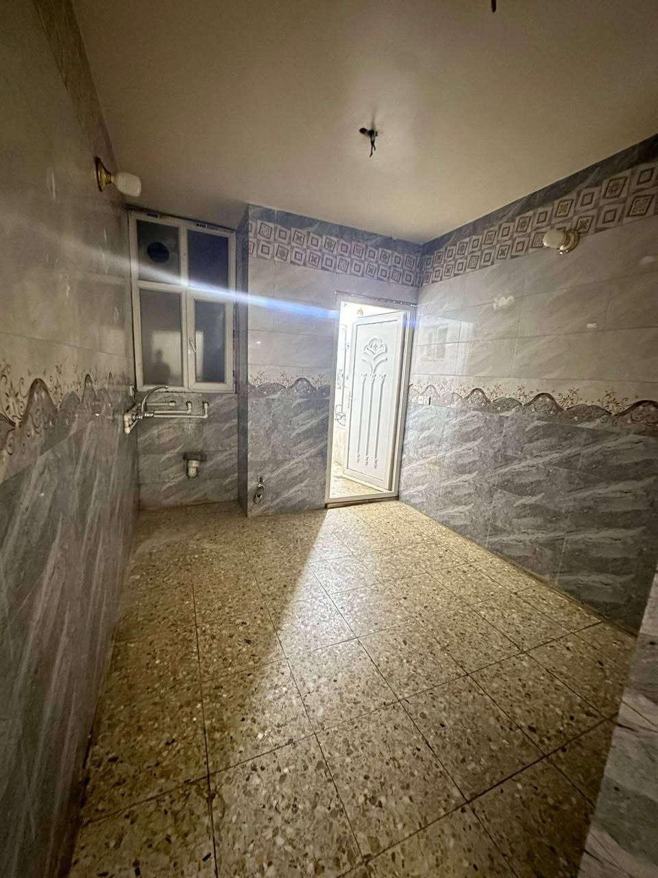 شقه للإيجار 
الشعب/شارع الأسواق المركزيه 
تحتوي على 
استقبال ،مطبخ معزول،خدمات ،غرفه نوم كبيره 
للمعلومات أكثر مراجعه مكتب الأخوين للعقار 
***********
