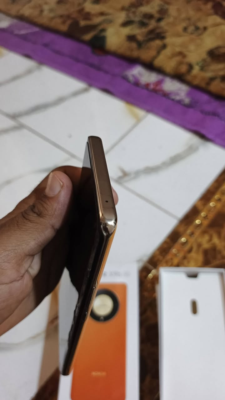 📱 للبيع: جهاز Honor X9b 5G (اللون البرتقالي المميز /✅ الجلد)  
​الجهاز أخو الجديد ونظيف جداً مع علبته وكافة ملحقاته.  
​⚙️ أبرز المواصفات:
1الشاشة: AMOLED منحنية، فائقة المقاومة للكسر والصدمات.

​الذاكرة والتخزين: ذاكرة داخلية 256 جيجابايت مع رام 12✅
 
جيجابايت (توسع إضافي عبر Turbo RAM).✅

​المعالج: Snapdragon 6 Gen 1 (أداء ممتاز وسلس في الألعاب والتصفح).✅

​الكاميرا الأساسية: دقة 108 ميجابكسل لتصوير عالي الدقة.✅

​البطارية: ضخمة بسعة 5800 مللي أمبير تدوم ليومين م✅

​الشبكة: يدعم جيل خامس 5G.  
​الظهر: تصميم أنيق جداً بخامة الجلد باللون البرتقالي.  ✅

​النظافة: الجهاز بحالة ممتازة وبدون أي عيوب أو تصليح سابق

يدعم الالعاب القويه معالج قوي بطاريه قويه 5800.
