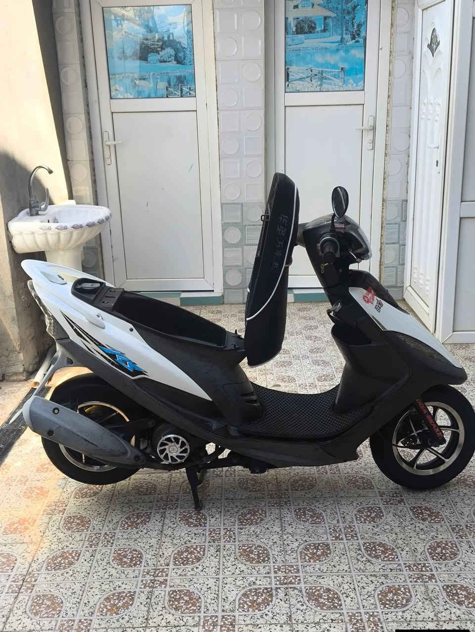 ديوانيه - عفك
***********

دراجه غاليه اخيك مو شراي لا تعبني
