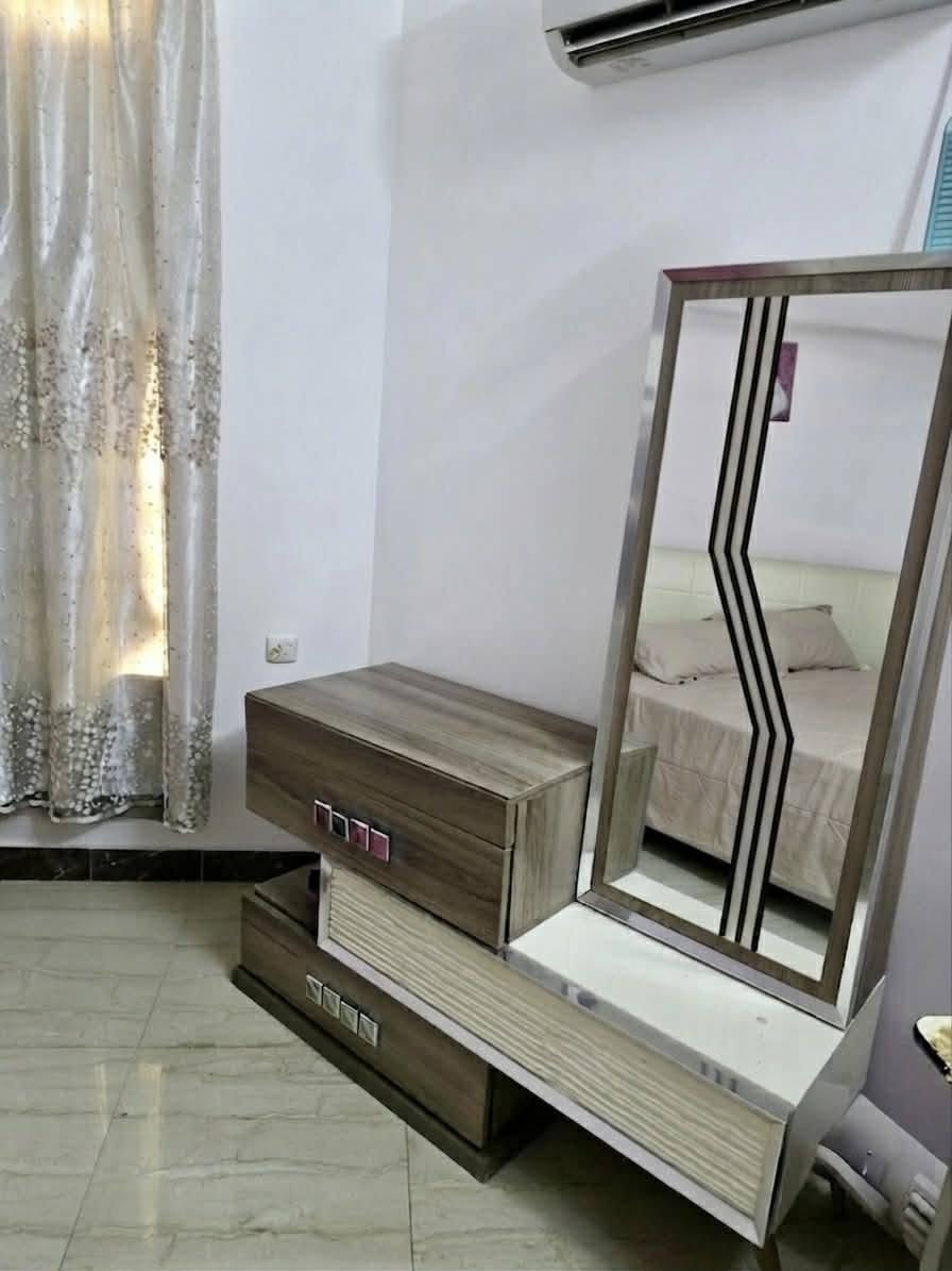 غرفه نوم تركيه 7 قطع ماركة idol نظيفه صبغ حراري
بعد بيه قطعه مرايا طويله مامصورها الموقع السيديه رايده بمليون ***********

