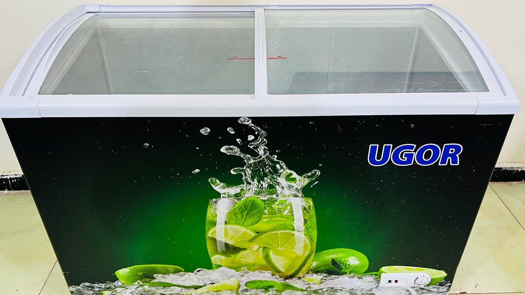 مجمّدة UGOR أفقية مستعملة شهر واحد فقط كالجديدة