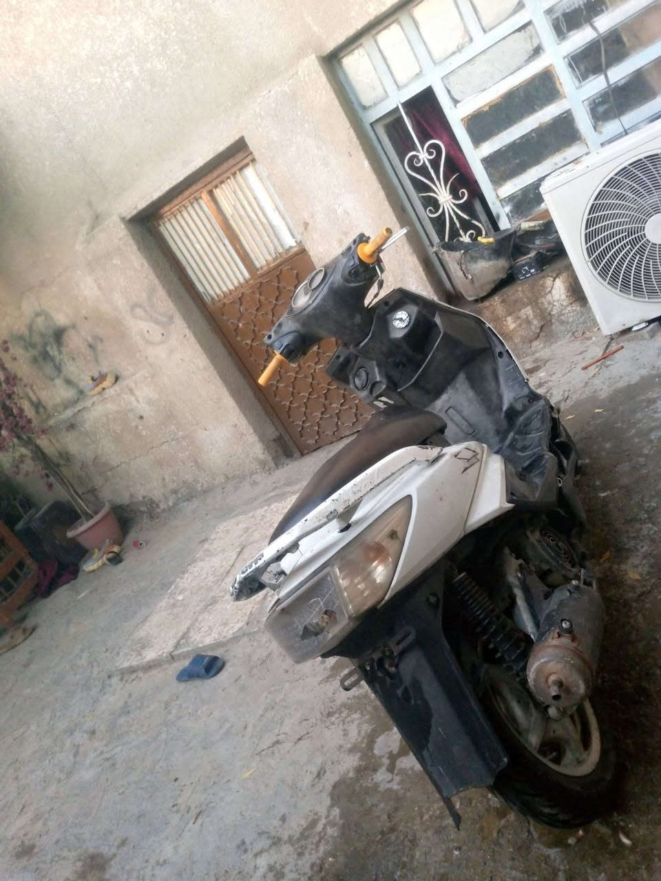سلام عليكم دراجه سكنس فحل لبيع ياباني شغاله نص نكره سلف وهندر وكهرباءيتها كلها شغاله كامله وكفراتها بلاديه انضاف ومحركها بلادي نطيف مامفتوحه ابد بلاديه ناعمه خرسه حيل ناعمه شرط نعومه  دراجه جاهزه وكامله وشغاله نكره نقصها بس باتري عوزها شغاله هندر نص نكره مكاني بشارع فلسطين رقمي *********** متواجد وتساب ورصيد السعر 350 بيها مجال لشراي
