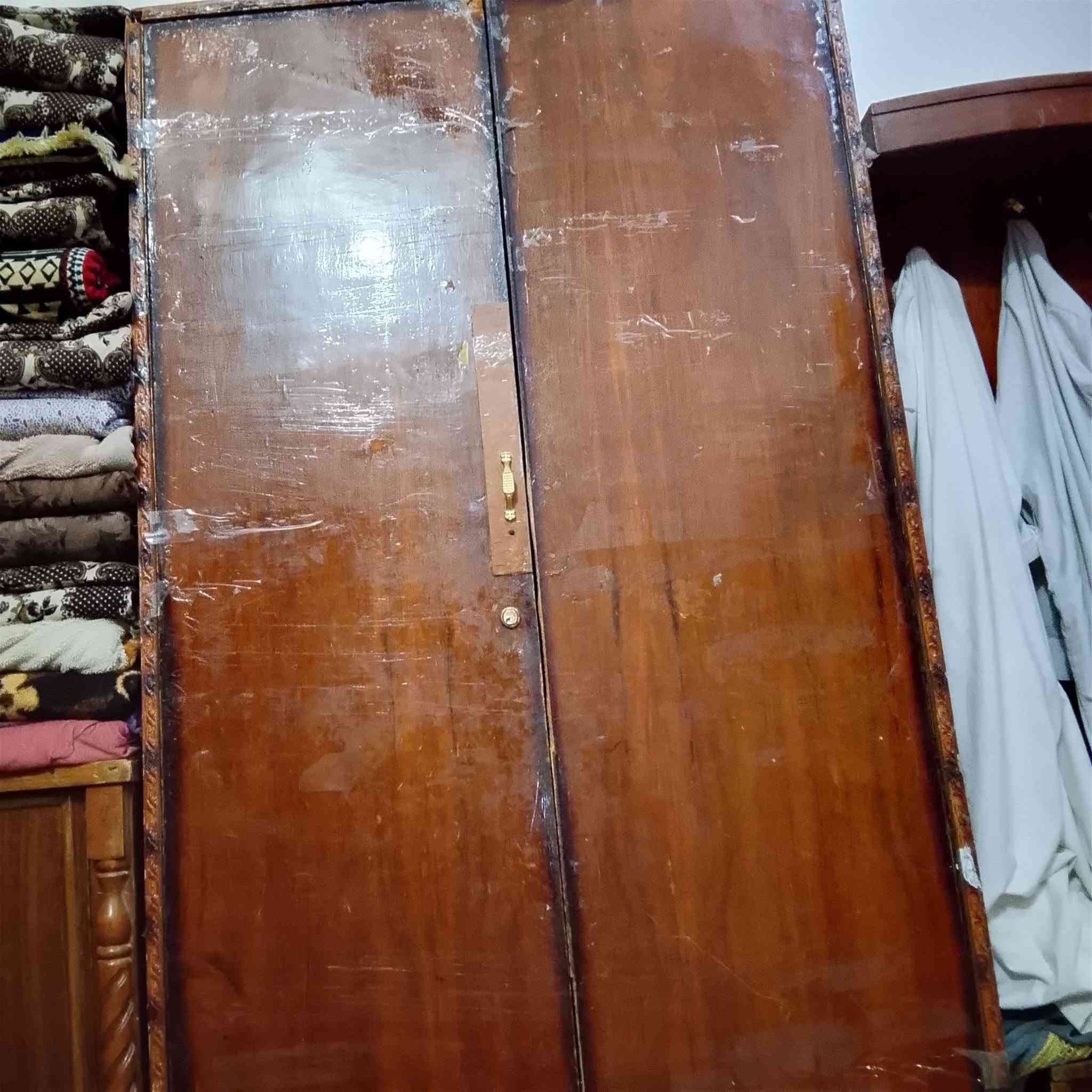 سلام عليكم تخم 10 مقاعد للبيع وكنتور ابو بابسن للبيع قيم بحك الله وخذهن ***********

