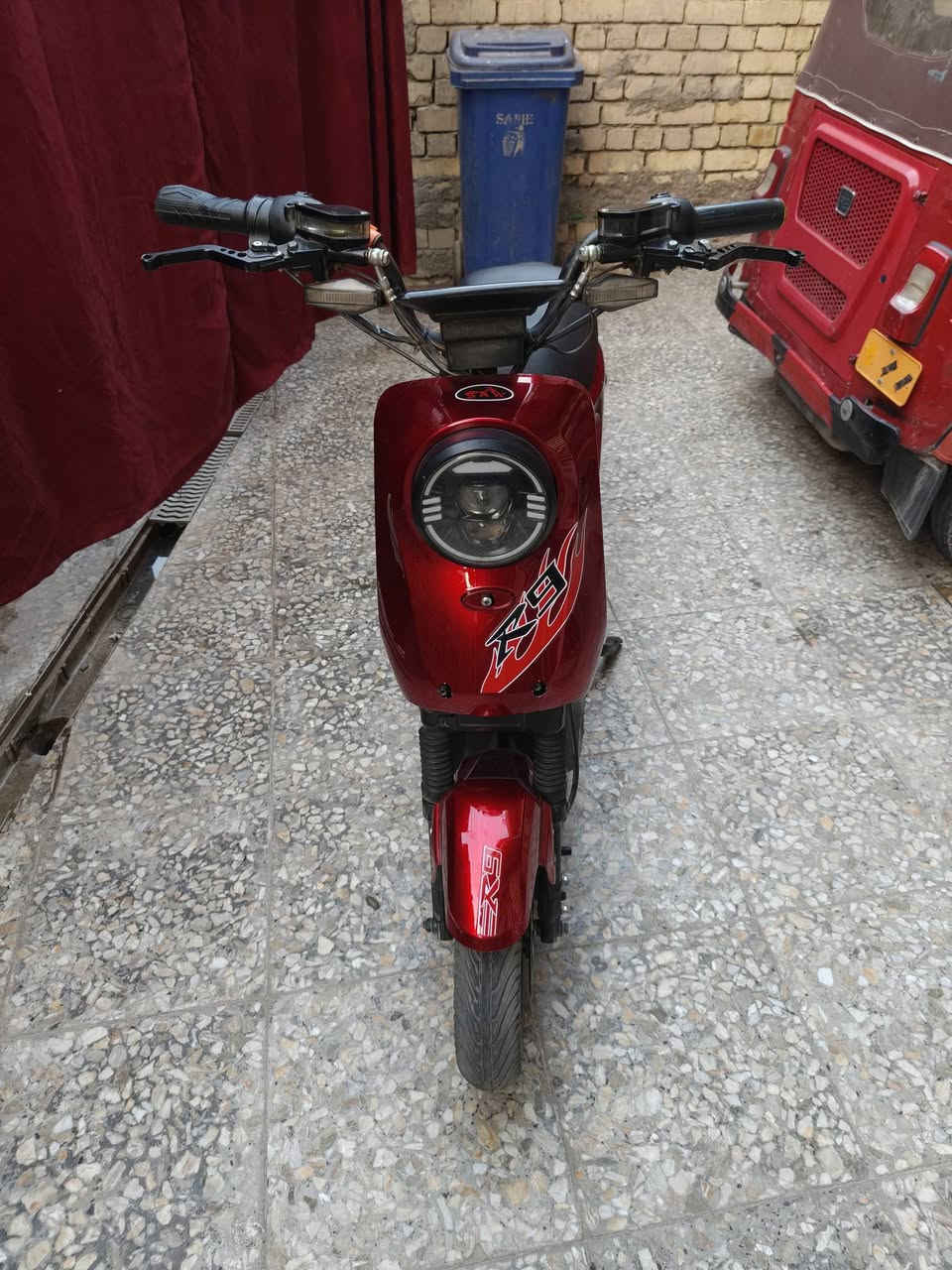 سلام عليكم دراجه شحن R9  بيها خمس بطاريات جدد دراجه حيل نضيفه سرعتها ٦٠ بيها مواصفات حلوه مكاني بغداد سعرها ٣٧٥ وبيها مجال ***********
