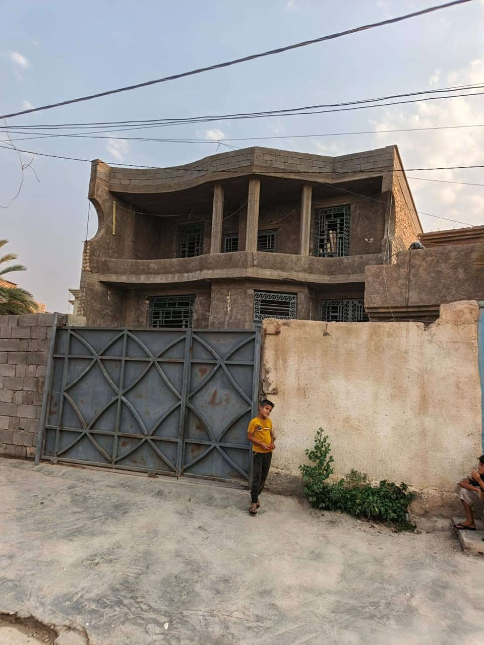بيوت عدد ثنان مساحة البيت الواحد 300 للبيت الأول يتكون من ديوانيه و مطبخ وصاله واربع غرف نوم طابقين وللبيت ثاني ديوان وصاله و مطبخ وثلاثه غرف نوم طابقين على شارع الرئيسي عرض شارع 12 العنوان حي امينه سعر 105وبيه مجال بسيط تواصل مع رقم الهاتف الموجود ***********
