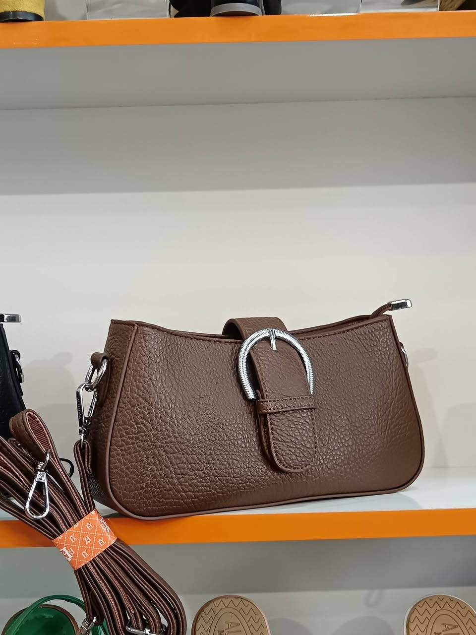 🔶 جنطه حجم صغير أنيق ✨
🔶 جنطه جلد طبيعي موديل جدا راقي🌸 ✨
🔶 تتوفر ب4 ألوان
🔶 العنوان الانبار قضاء هيت مقابل بلديه هيت جديده مباشرا والاستفسار *********** او *********** يوجد لدينا خدمه توصيل جميع المحافظات
