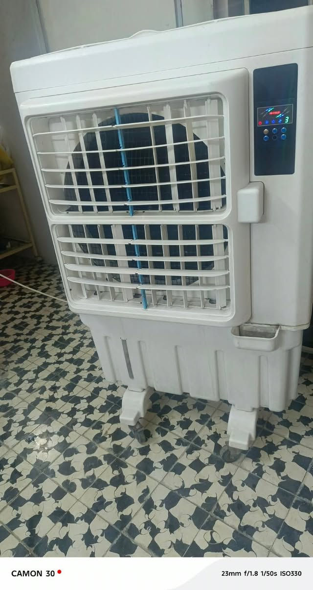 كنفيره حيل نظيفه وشغاله كلشي مابيها السعر 75بيها مجال بسيط

نص مكتوب في الصور:
- CAMON 30 23mm f/1.8 1/50s ISO332
- CAMON 30 23mm f/1.8 1/50s ISO330
- CAMON 30 • 23mm f/1.8 1/50s ISO379
- CAMON 30 23mm f/1.8 1/50s ISO590