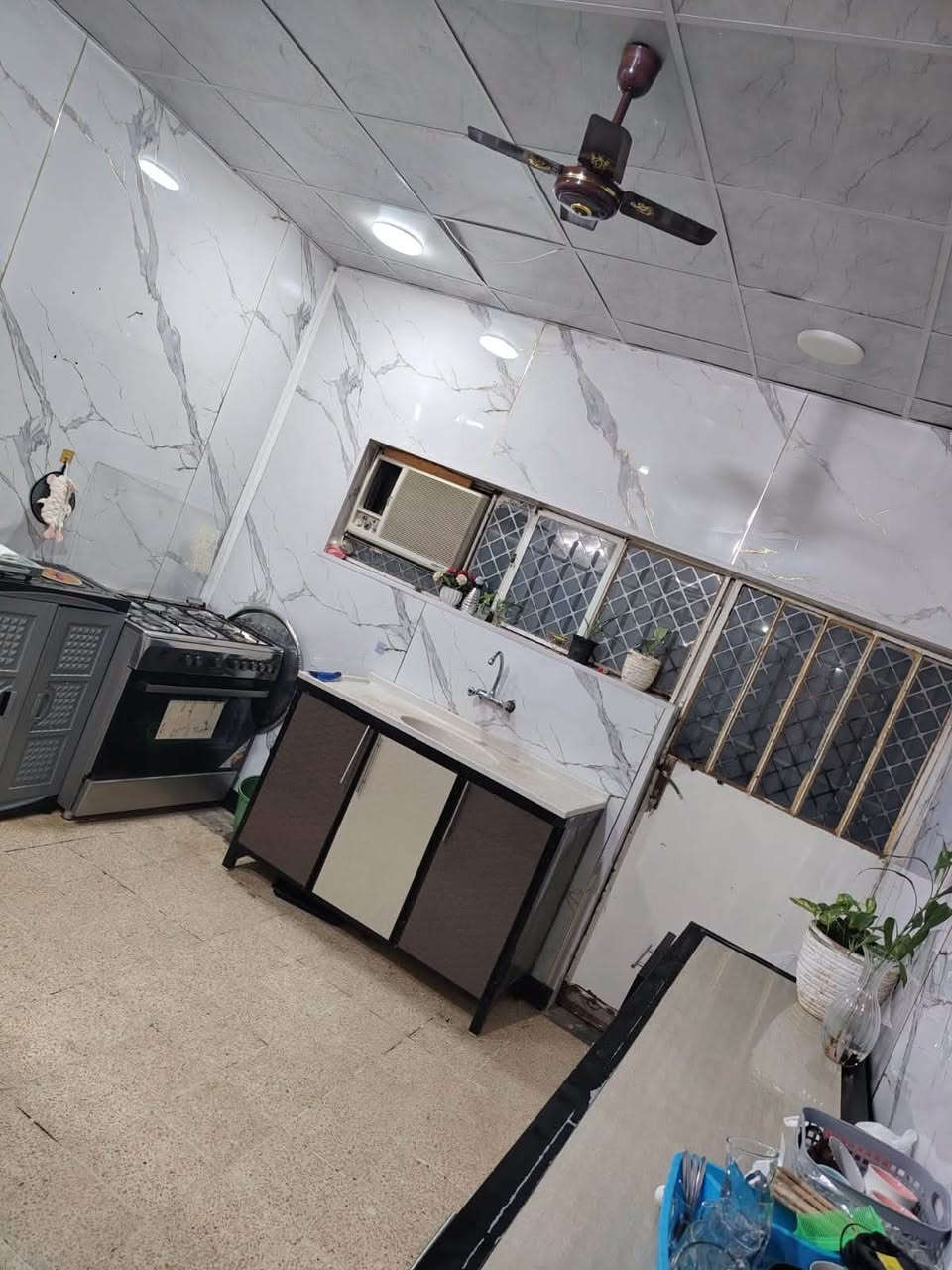 دار للبيع  في حي السكك مساحة 300 متر 

طابقين يحتوي على اربع غرف نوم بناء ( عكادة)

قرب بيت شيخ صاحب

يرهم بيع او مراوس مع اقل قيمة للاستفسار 

************
