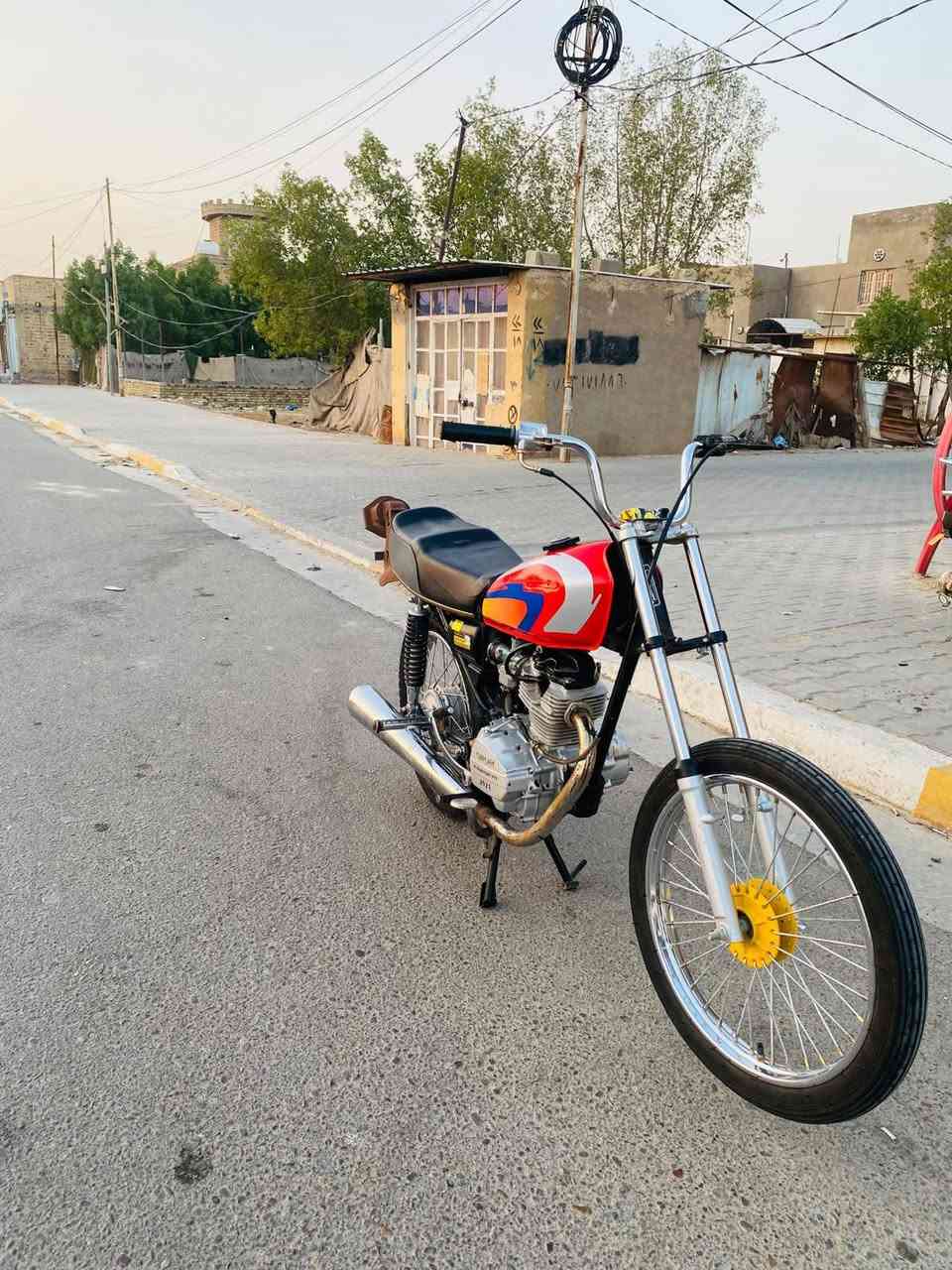 السلام عليكم دراجه للبيع شاصي نامه 26اوراق سكنر والتعميره 24مكينه طياره نامه برو نصبه ومعدل فول الدراجه ب550وبيه مجال قليل .
مكاني ديوانية مركز  الشراي يتصل عل رقم ***********

