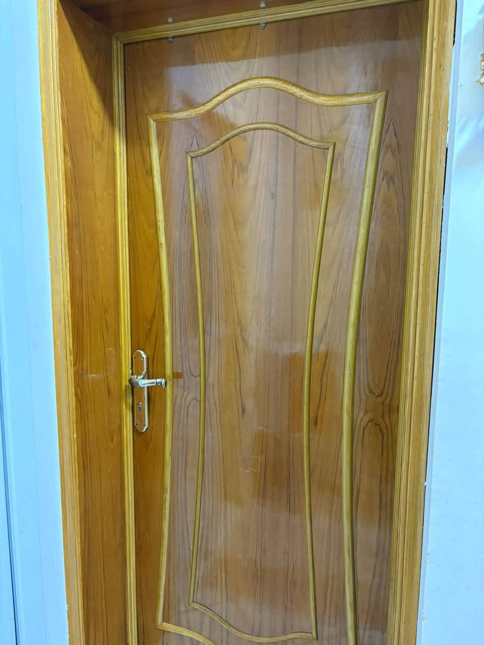 سلام عليكم  للبيع
🚪 باب خشبي شغل عراق صاج اصلي 
عدد ٢ نظيفات كلش
سعر الباب ١٠٠ الف
للتواصل الاتصال على رقم ***********
