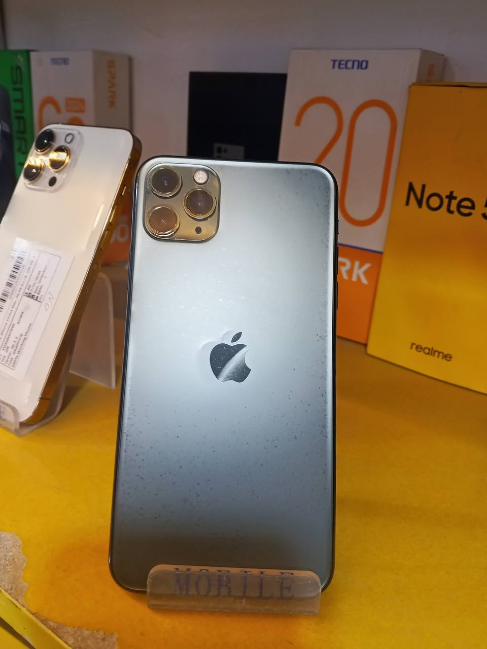 ايفون 11برو ماكس ذاكرة 256وبطاريه 75 بلاد بشحن مايصرف جهاز نظيف مبدل فقط شاشه ***********الناصريه قرب المدينه المائيه
