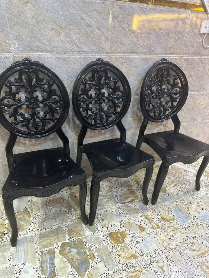 ميز طعام البيع السعر 225 وبي مجال الاستفسار***********
