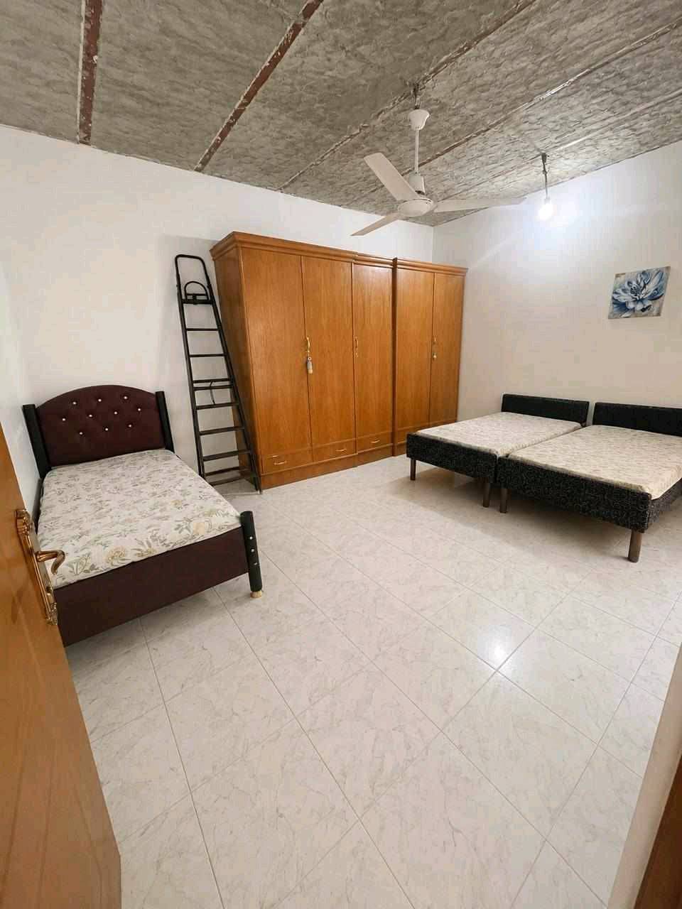 عندي هذه البيت بعلوة الفحل مساحة ٢٥٠ بي ثلاث غرف داخل وخارج غرفه يعني اربع غراف حمامات داخليه وخارجيه استقبال داخلي بناء بلوك وسقف شيلمان بعلوة الفحل المدرسة الابتدائية والمتوسطة تبعد عنهم ٥٠ متر او اقلركن شارع ١٢ وثاني هم ١٢ طابو زراعي سعره 47 وبي مجال للشراي