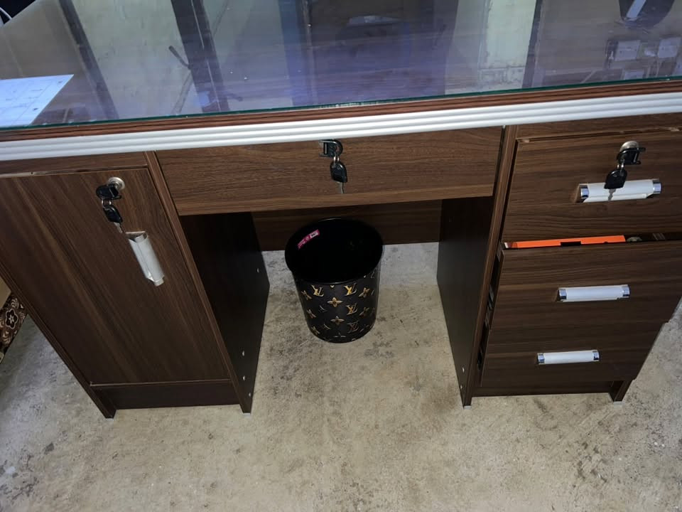 بيع ميز دراسة 📚 كلش نظيف شخط ما بيه طولو متر و60 مع جام سعرو 120 وبيه مجال شي بسيط مكاني موصل للتواصل ***********
